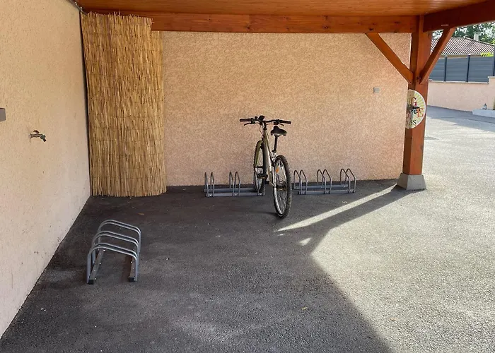 Le Double C לינה וארוחת בוקר